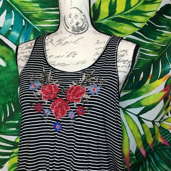 EUC $40 American Eagle Medium Black White Heart Floral Embroidered Summer Tank - Picture 3 of 6